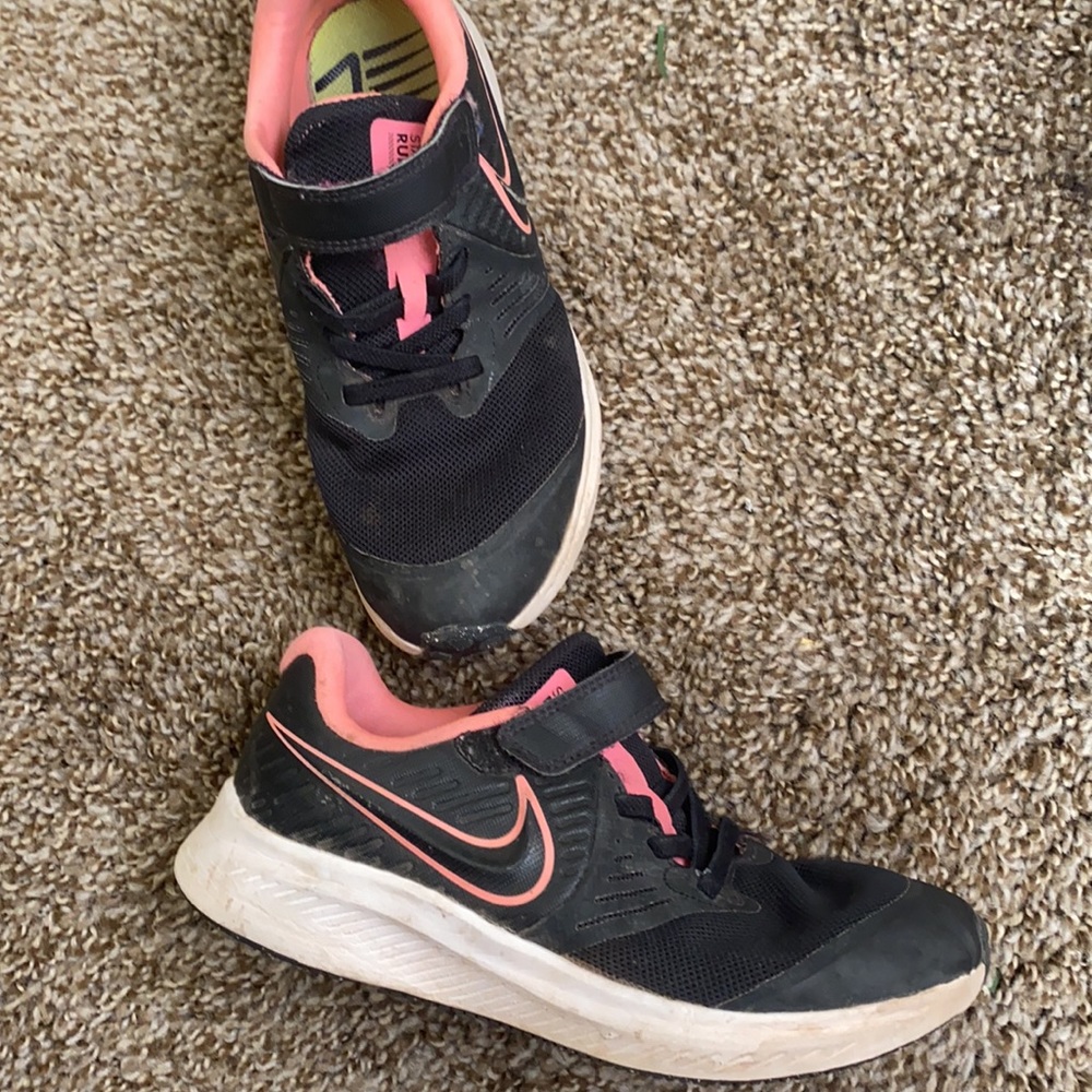Girls nikes - Picture 2 of 3